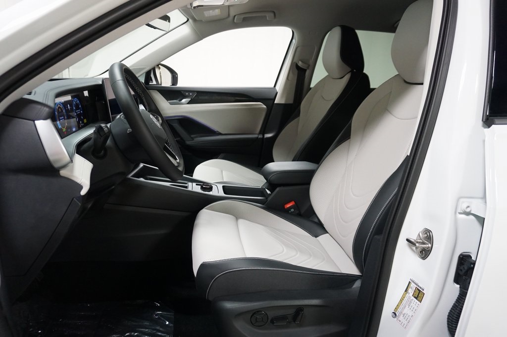 2025 Volkswagen Tiguan SE photo 3