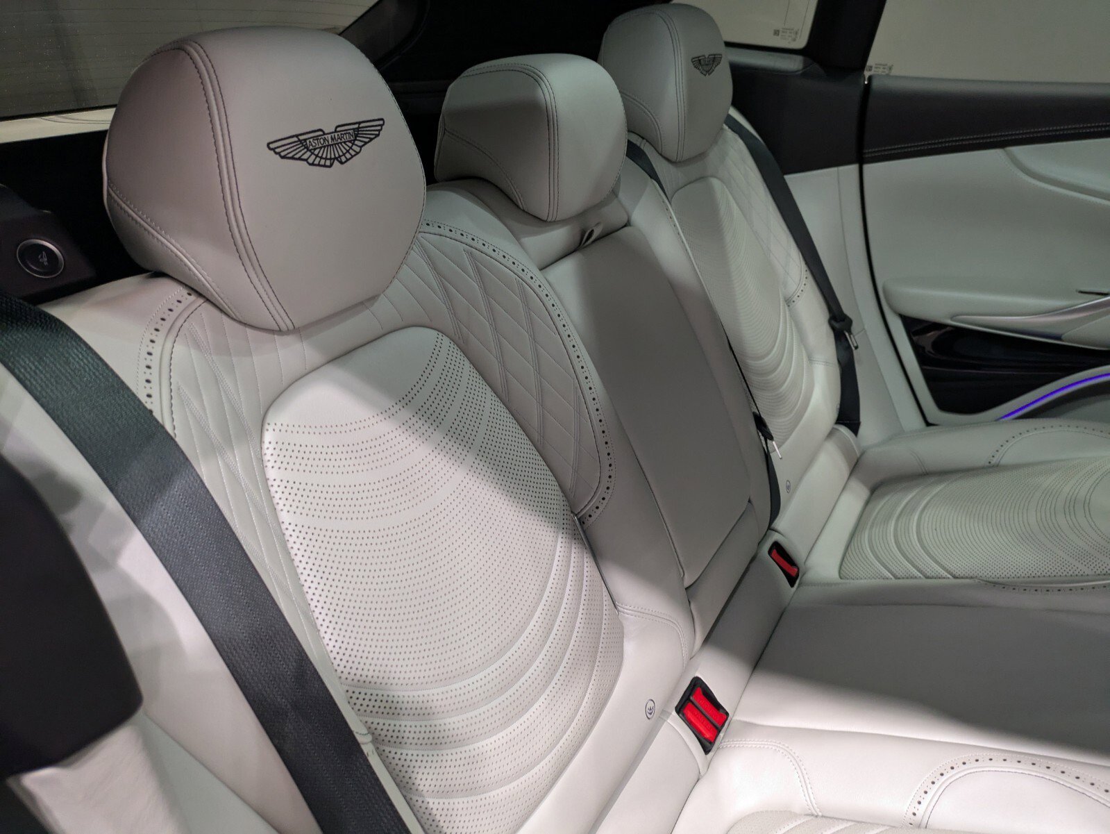2024 Aston Martin DBX photo 22