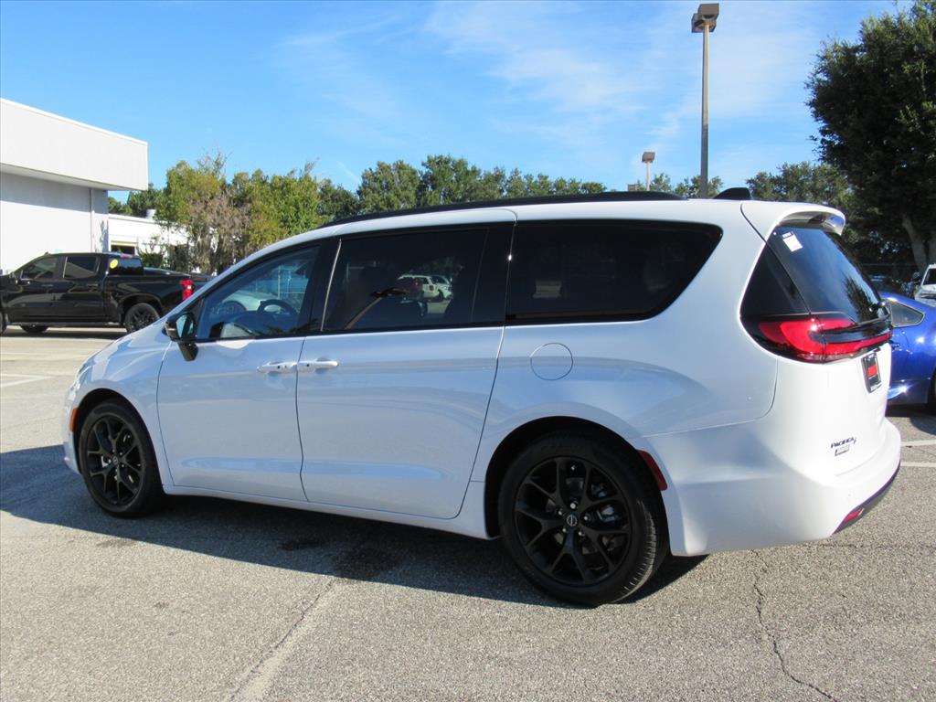 2026 Chrysler Pacifica Limited photo 4