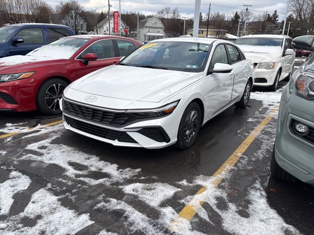 2024 Hyundai Elantra SEL's photo