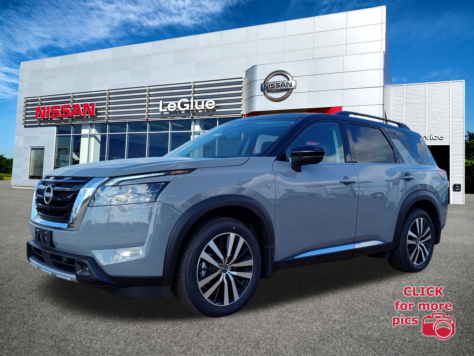 2025 Nissan Pathfinder Platinum's photo