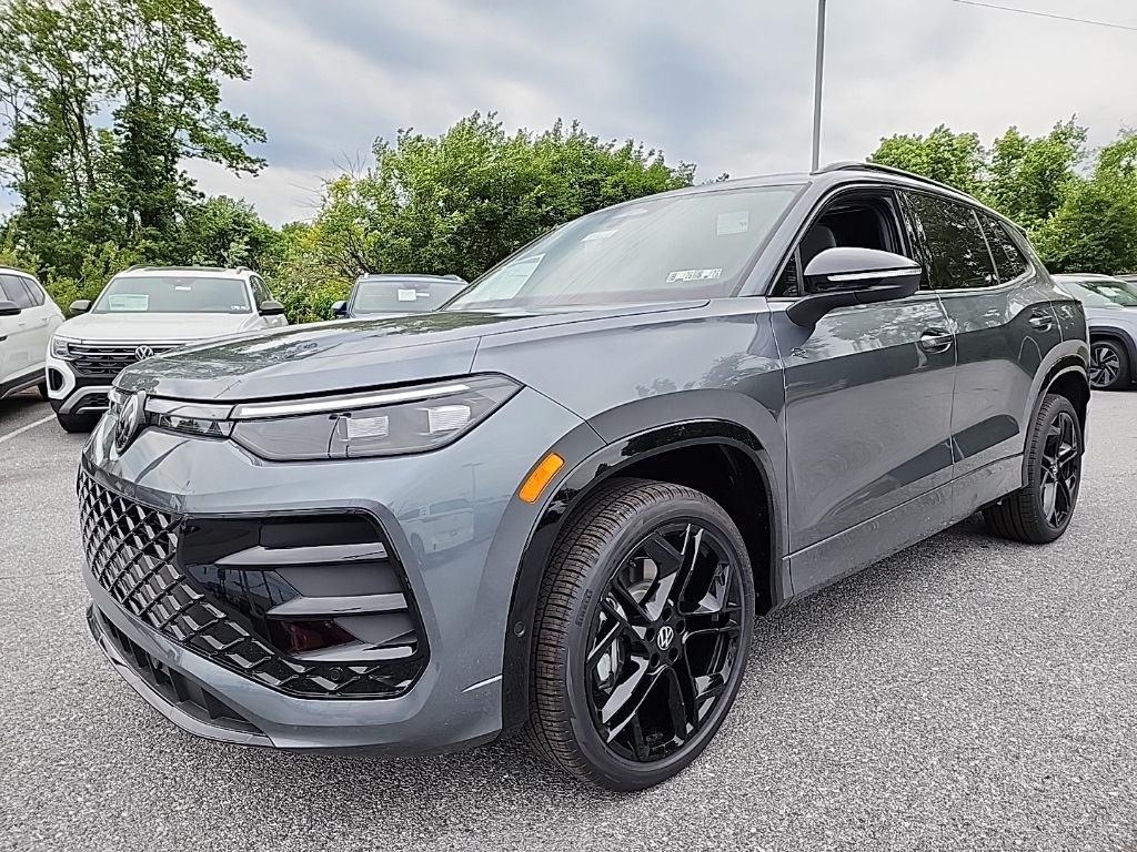 2025 Volkswagen Tiguan SE R-LINE BLACK's photo