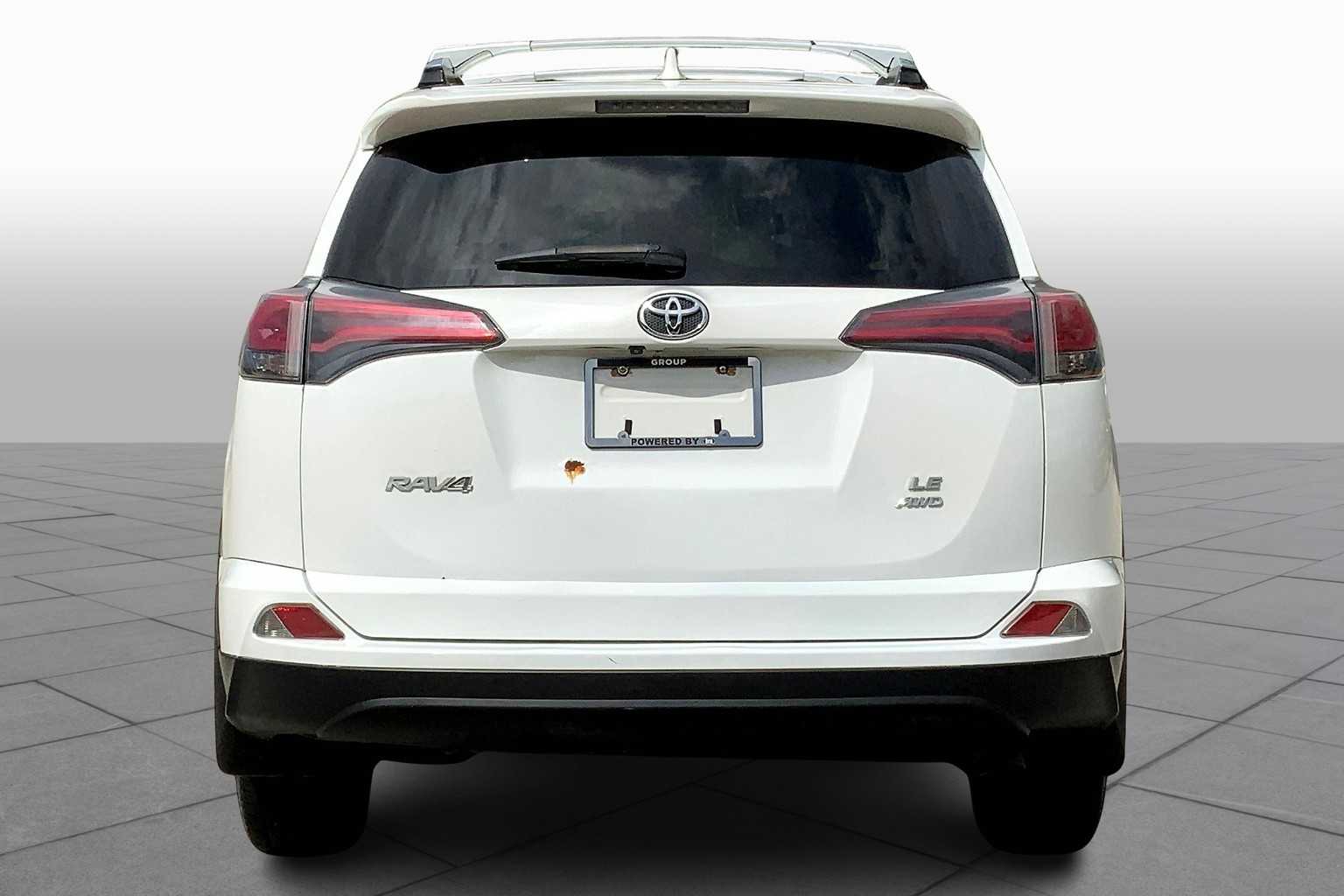 2017 Toyota RAV4 LE photo 4