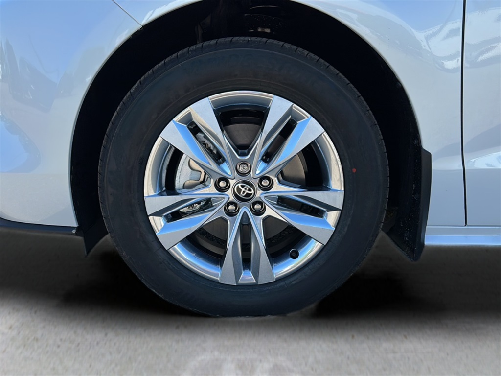 2025 Toyota Sienna XLE photo 28
