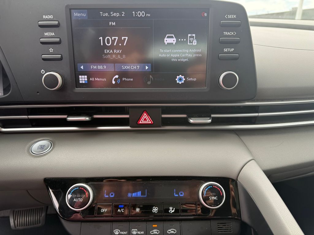 2022 Hyundai Elantra SEL photo 17