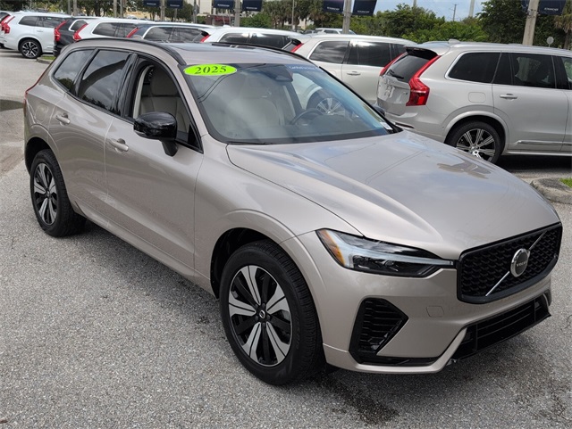 2025 Volvo XC60 Hybrid T8 Core photo 2