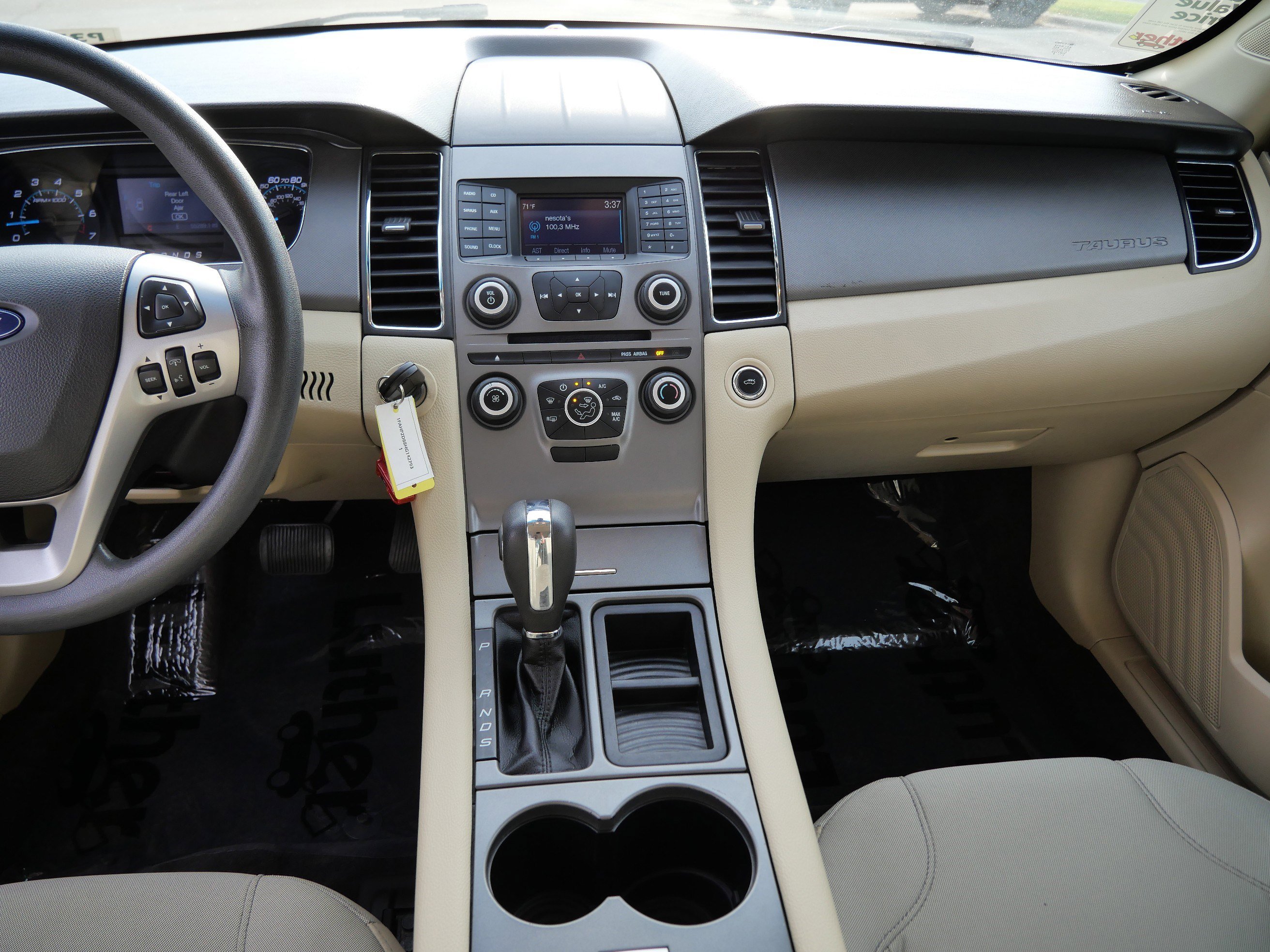 2017 Ford Taurus SE photo 4
