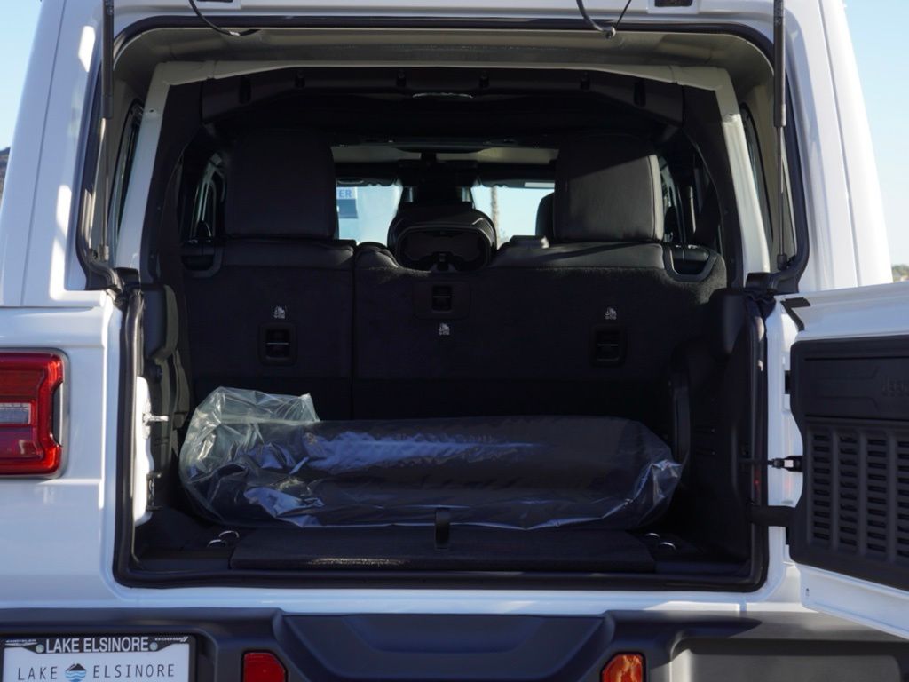 New 2026 Bright White Clear-Coat Exterior Paint Jeep Sahara image 5