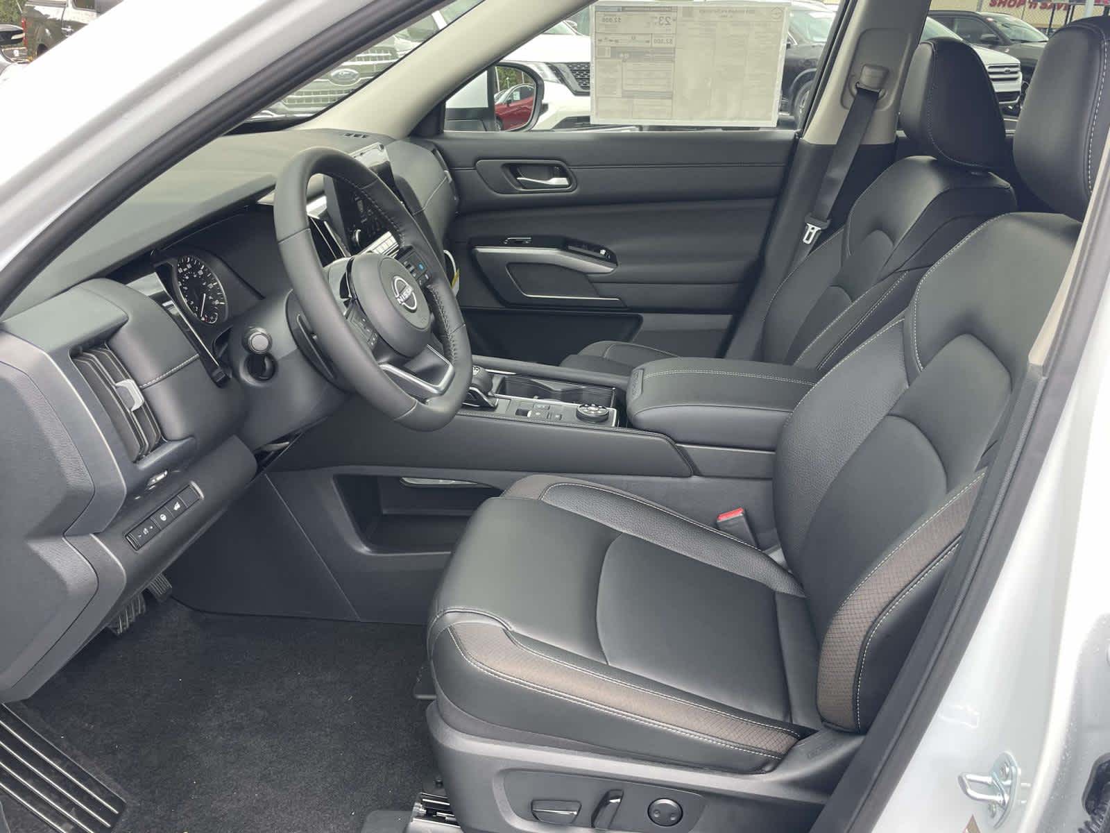 2025 Nissan Pathfinder SL photo 9