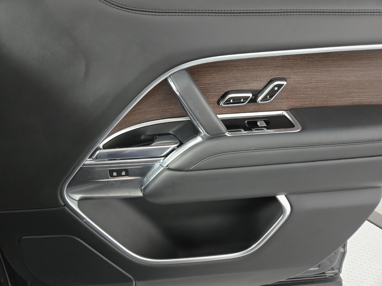 2023 Land Rover Range Rover SE photo 16