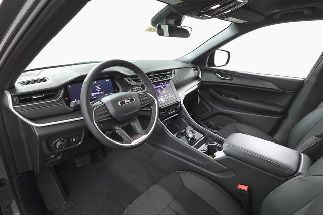 2025 Jeep Grand Cherokee Laredo Altitude photo 14