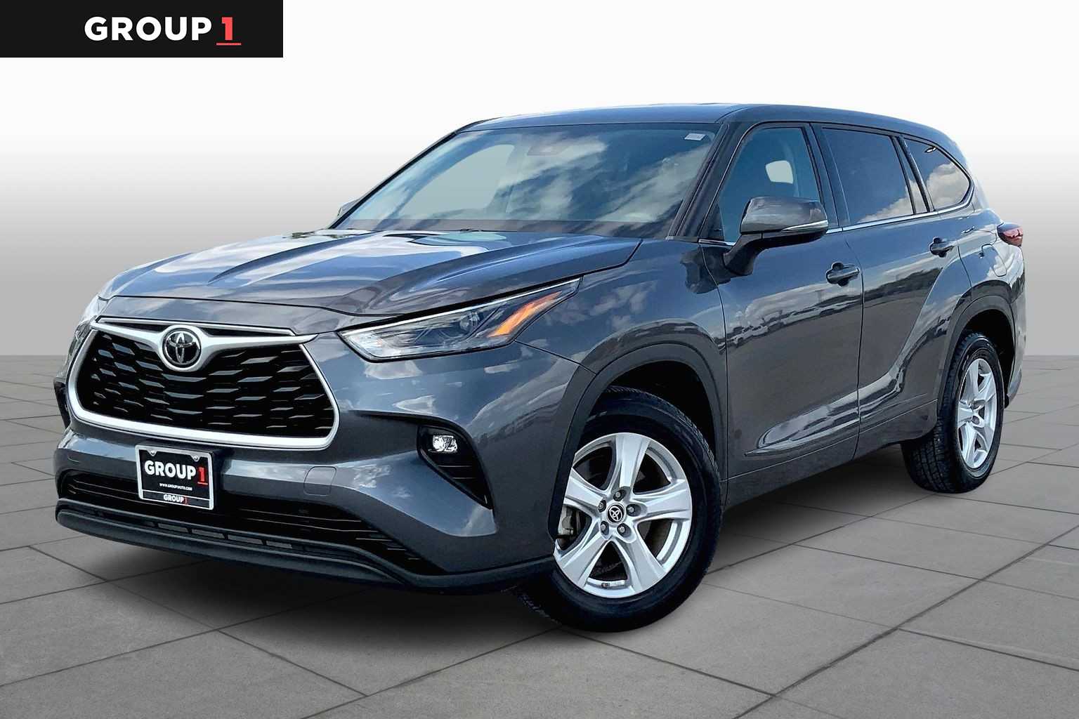 2022 Toyota Highlander LE's photo