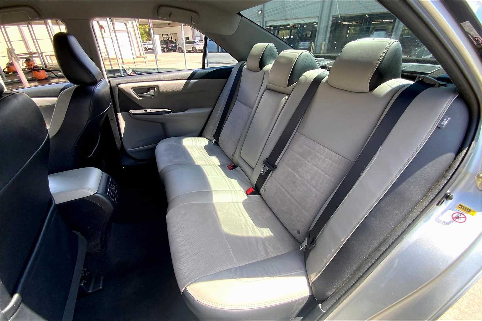 2017 Toyota Camry XSE photo 19