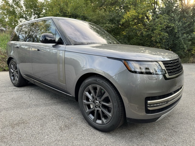 2023 Land Rover Range Rover SE photo 3