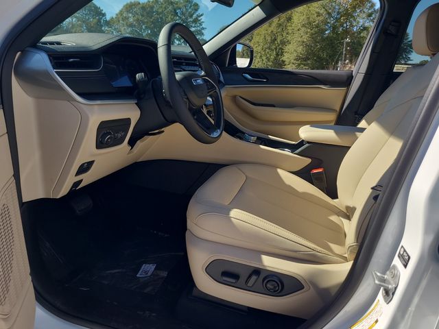 2025 Jeep Grand Cherokee Limited photo 2