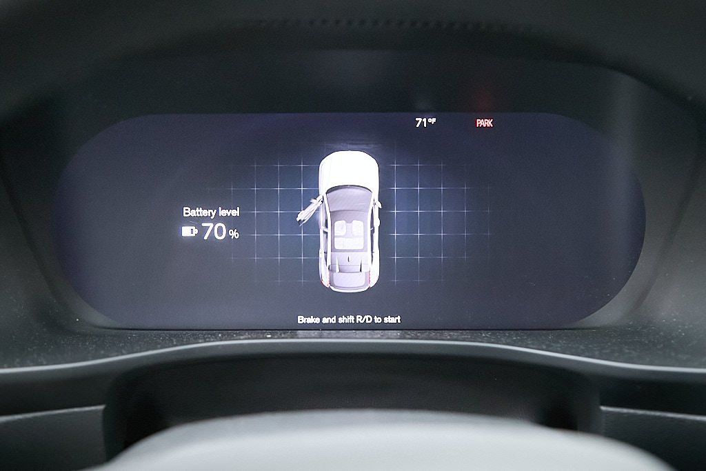 2023 VOLVO C40 - Image 13