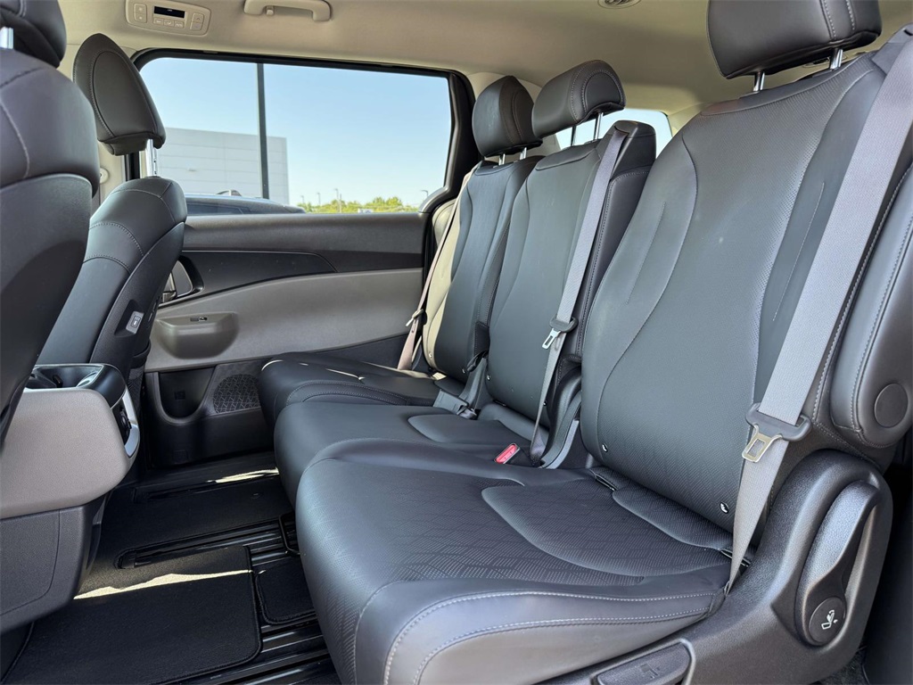 2025 Kia Carnival LXS photo 13