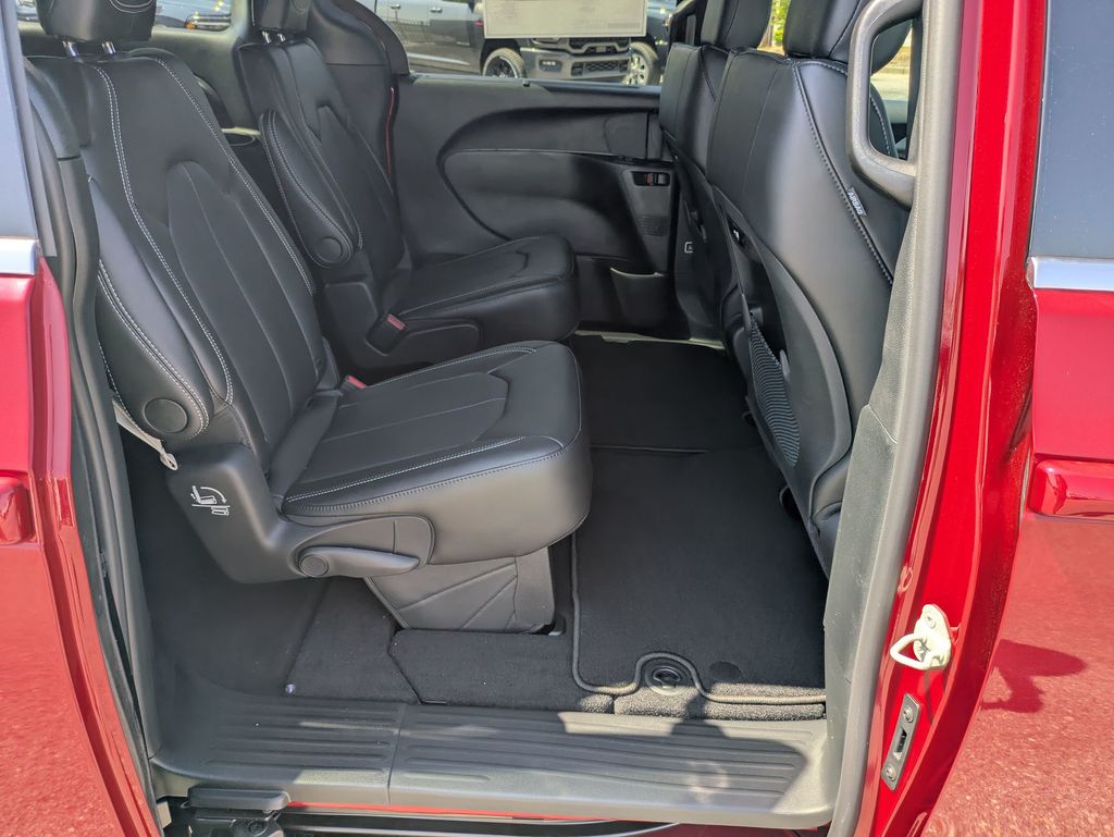 2026 Chrysler Pacifica photo 24