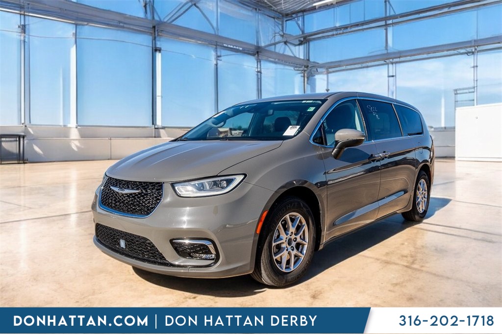 2023 Chrysler Pacifica Touring L's photo