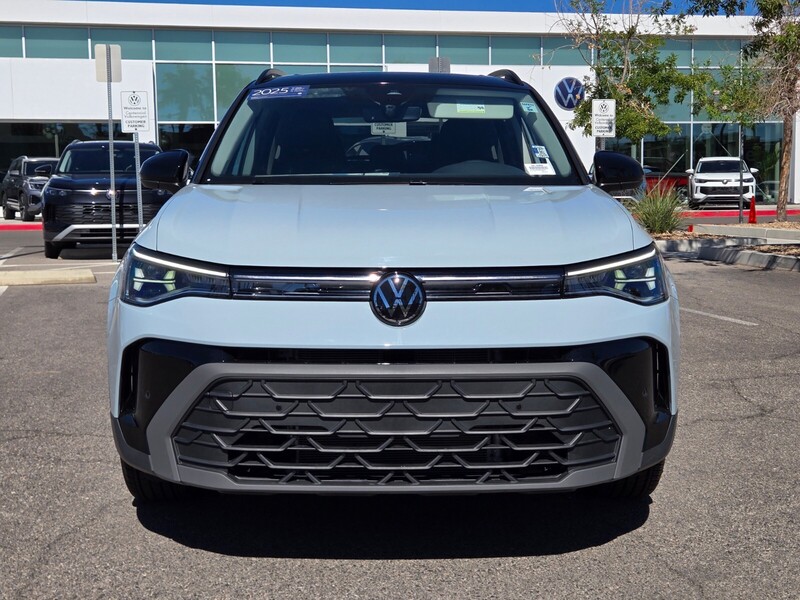 2025 Volkswagen Taos SE photo 4