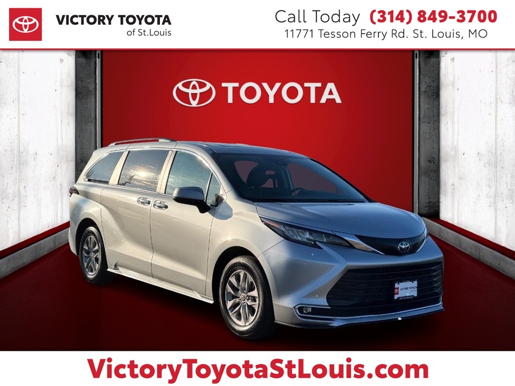 2023 Toyota Sienna XLE's photo