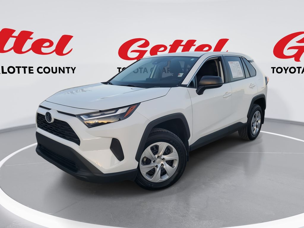 2025 Toyota RAV4 LE's photo