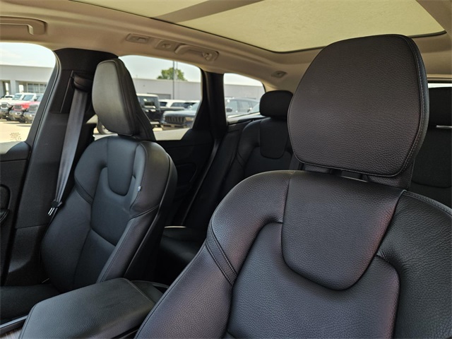 2022 Volvo XC60 B5 Momentum photo 22