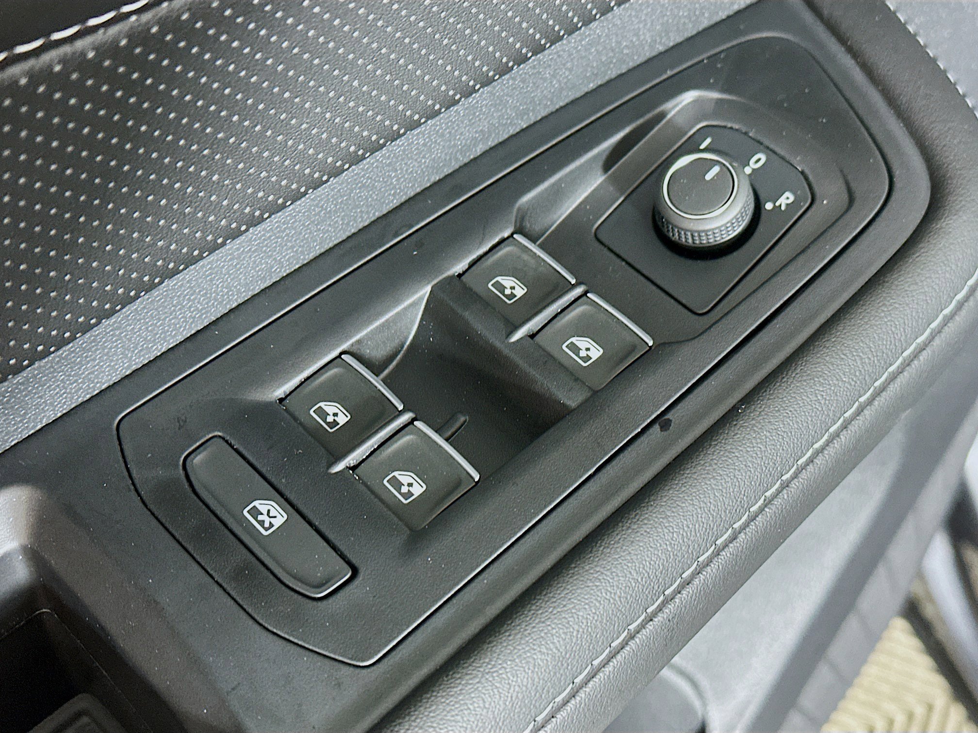 2025 Volkswagen Atlas SE Technology photo 17