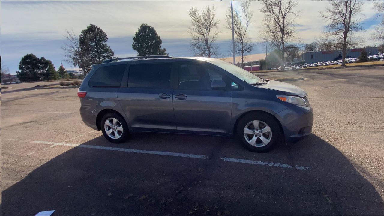 2015 Toyota Sienna LE's photo