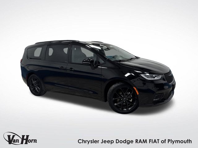 2025 Chrysler Pacifica Limited's photo