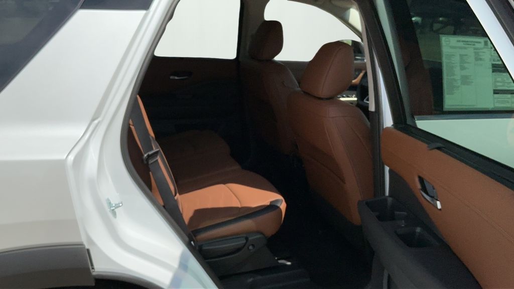2025 Nissan Pathfinder Platinum photo 21