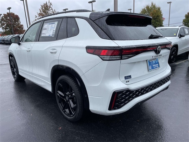 2026 Volkswagen Tiguan SE R-Line Black photo 4