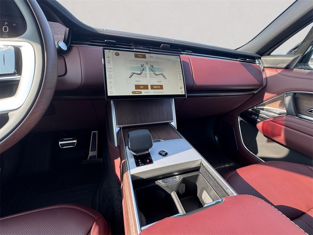 2025 Land Rover Range Rover SE photo 11