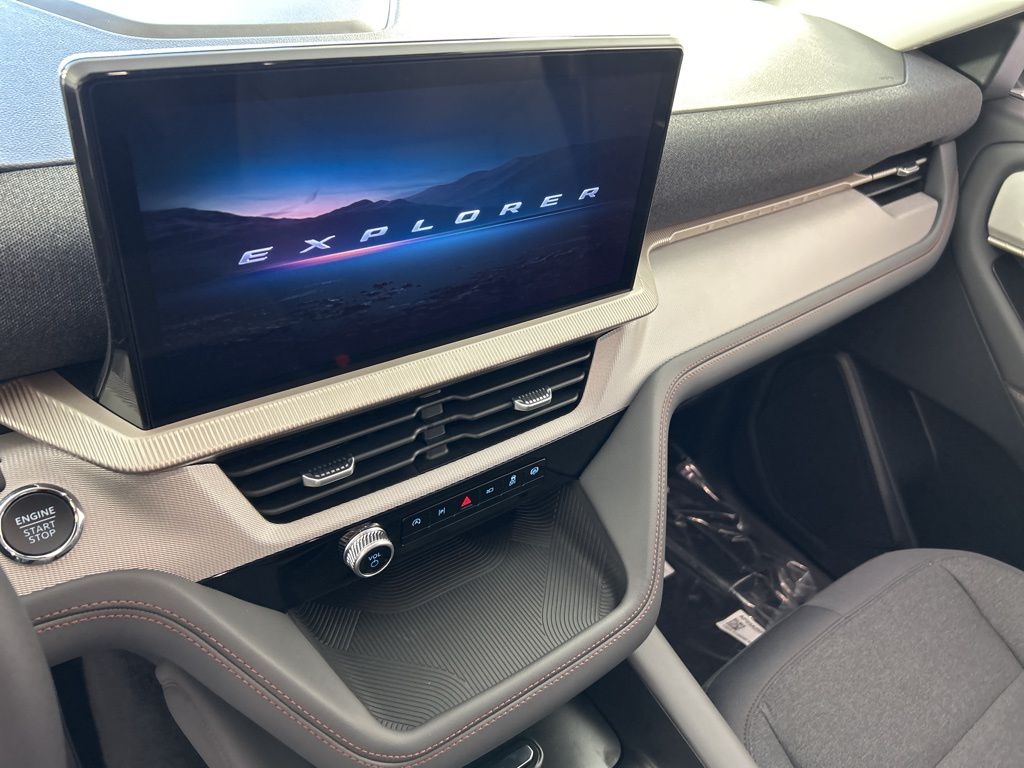 2025 Ford Explorer photo 13