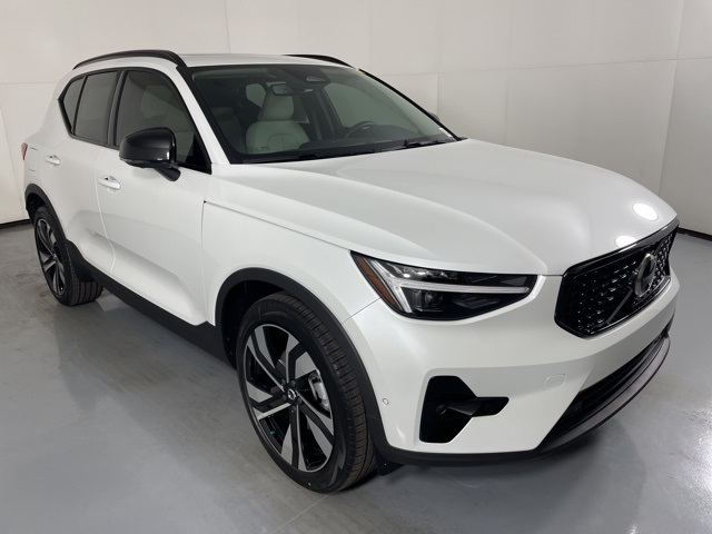 2026 Volvo XC40 AWD photo 2