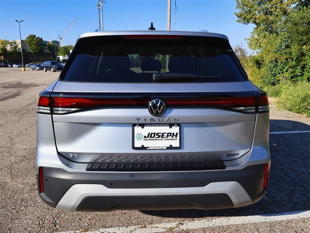 2025 Volkswagen Tiguan SE photo 2