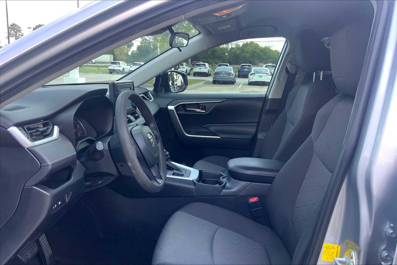 2020 Toyota RAV4 XLE photo 7