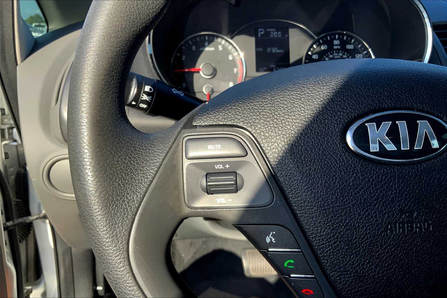 2017 Kia Forte LX Base photo 21