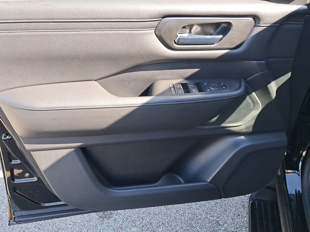2026 Nissan Armada SV photo 10