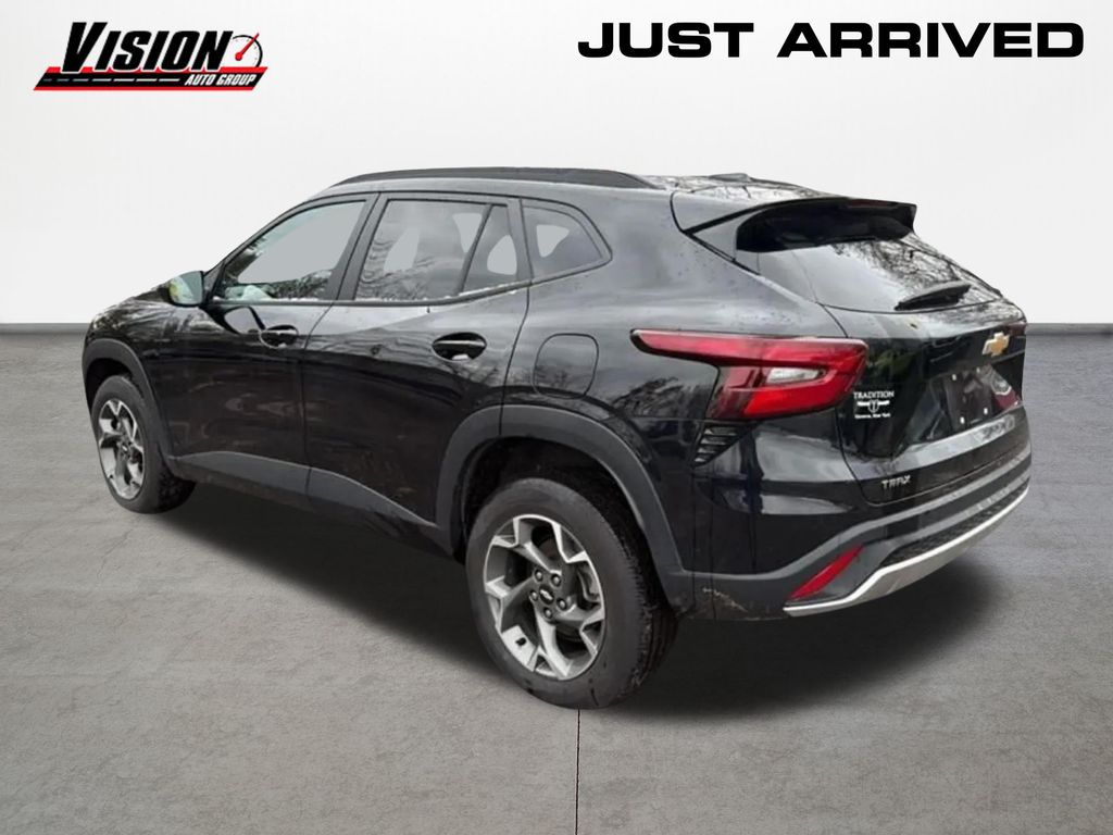 2024 Chevrolet Trax LT photo 3
