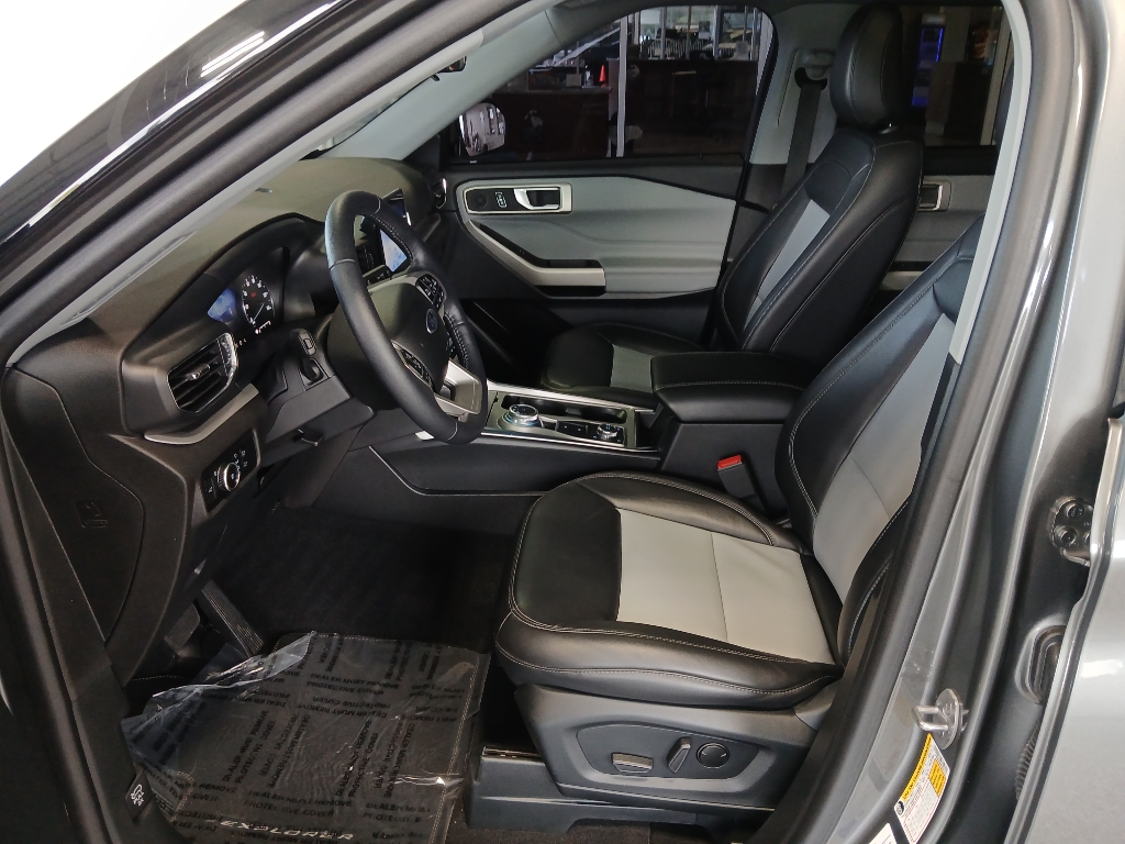 2023 Ford Explorer XLT photo 11