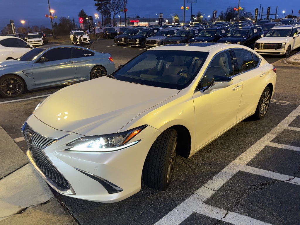 2021 Lexus ES 250's photo