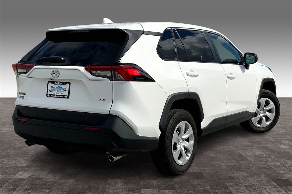2025 Toyota RAV4 LE photo 12