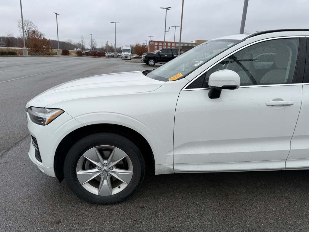 2022 Volvo XC60 B5 Momentum photo 4