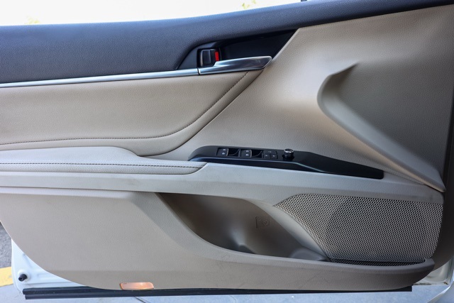 2018 Toyota Camry Hybrid XLE photo 19