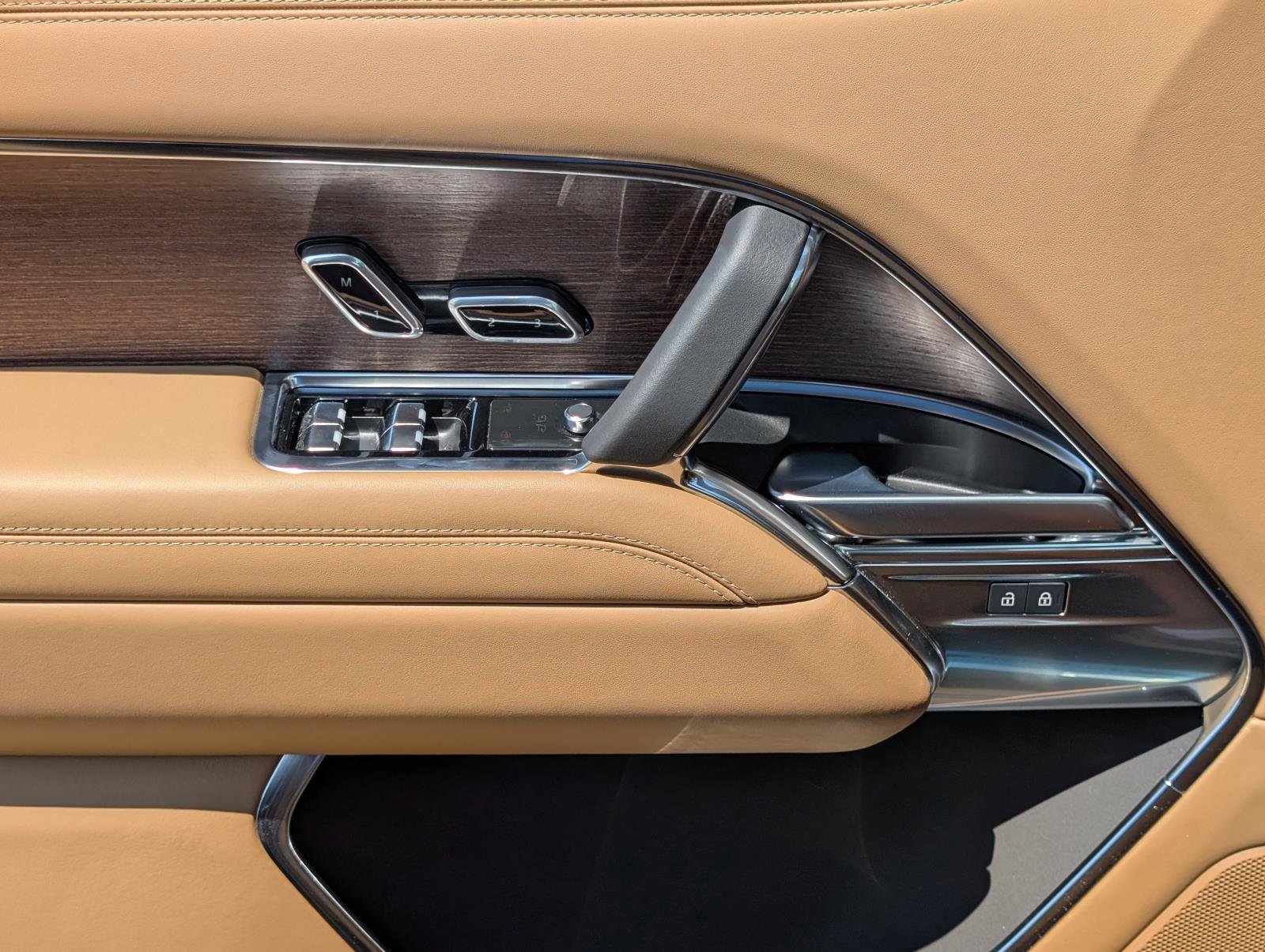 2025 Land Rover Range Rover SE photo 17