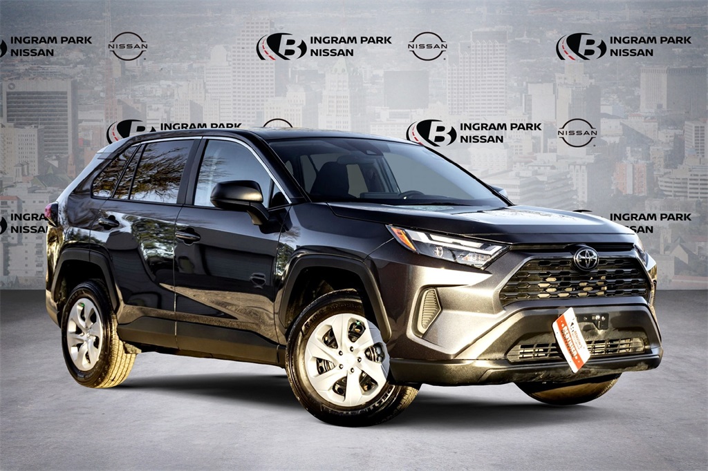 2025 Toyota RAV4 LE's photo