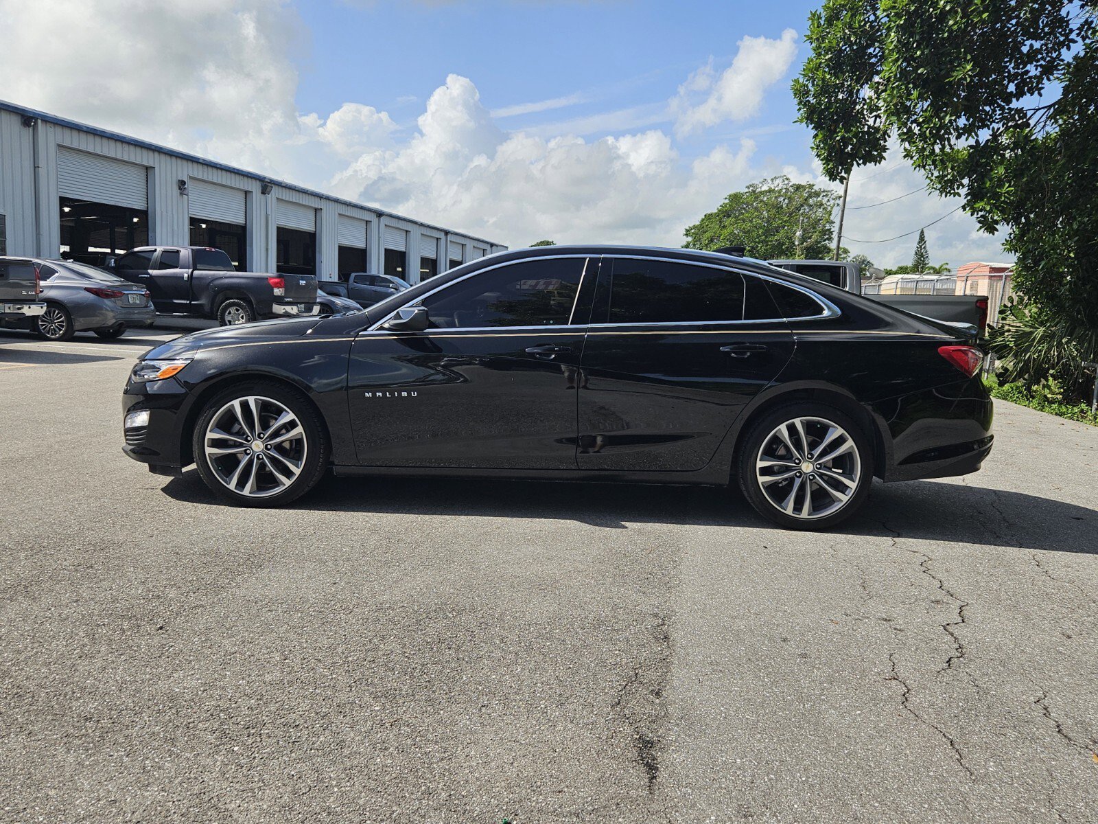 2023 Chevrolet Malibu 2LT photo 2