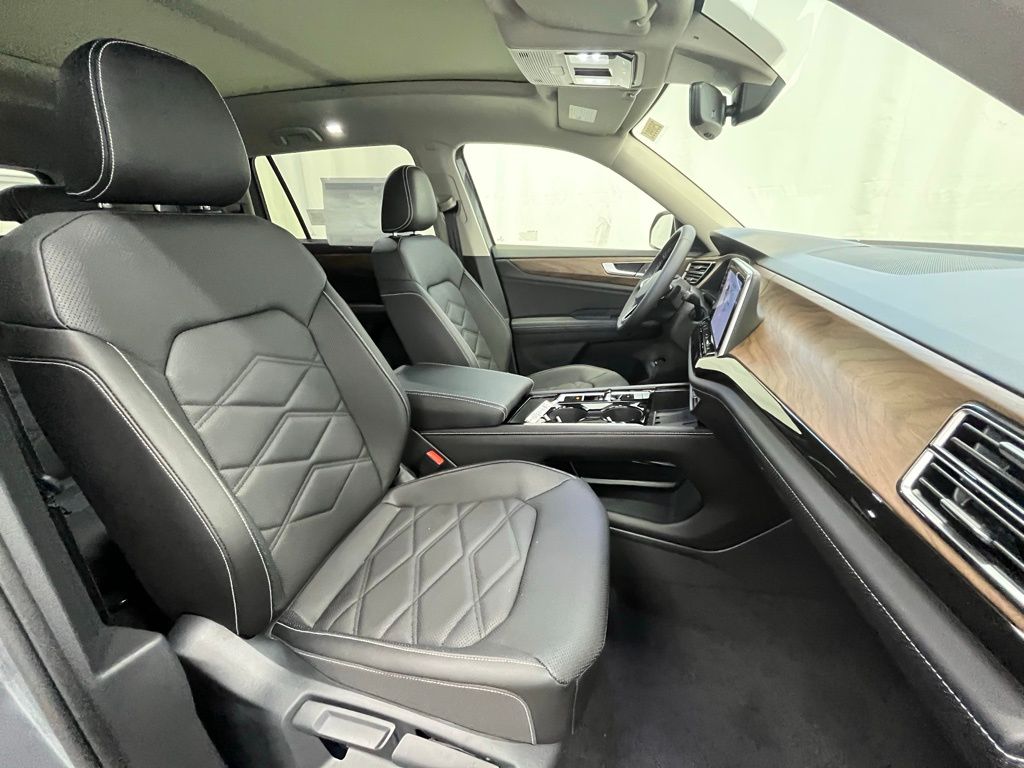 2025 Volkswagen Atlas SE Technology photo 11