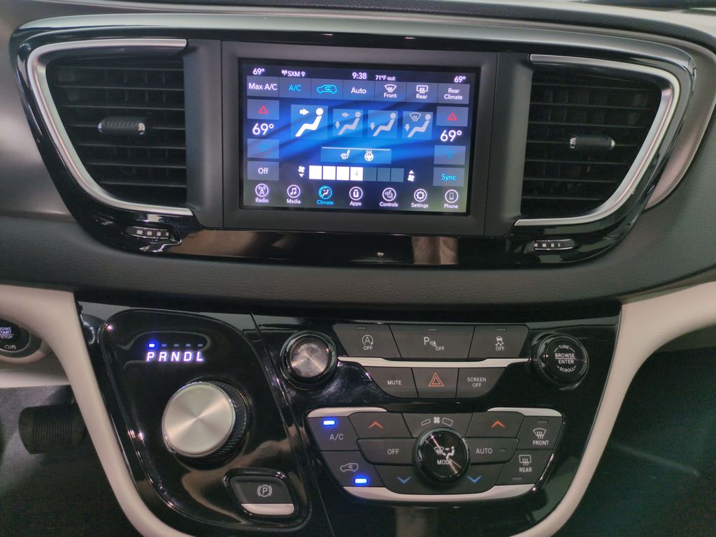 2020 Chrysler Pacifica Touring photo 17